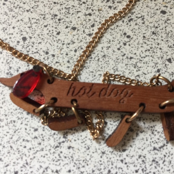 Wood hot dog necklace - Picture 4 of 6